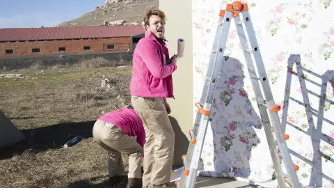 Los peones, al límite con un obstáculo inesperado al empapelar paredes Los peones, al límite con un obstáculo inesperado al empapelar paredes