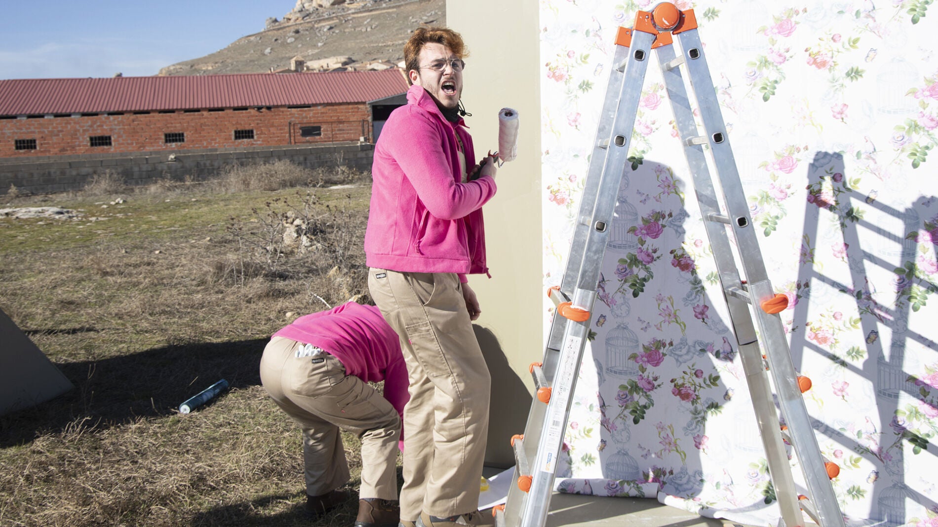 Los peones, al l&iacute;mite con un obst&aacute;culo inesperado al empapelar paredes 