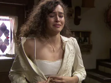 Lola, desesperada, ofrece su cuerpo a Prudencio Lola, desesperada, ofrece su cuerpo a Prudencio