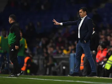 Francisco da instrucciones a sus jugadores desde la banda Francisco da instrucciones a sus jugadores desde la banda