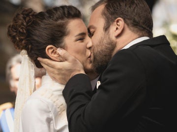 Unos felices Fernando y María Elena se dan el 'sí, quiero' sin saber las desgracia que está por llegar