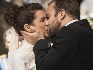 Unos felices Fernando y María Elena se dan el 'sí, quiero' sin saber las desgracia que está por llegar Unos felices Fernando y María Elena se dan el 'sí, quiero' sin saber las desgracia que está por llegar