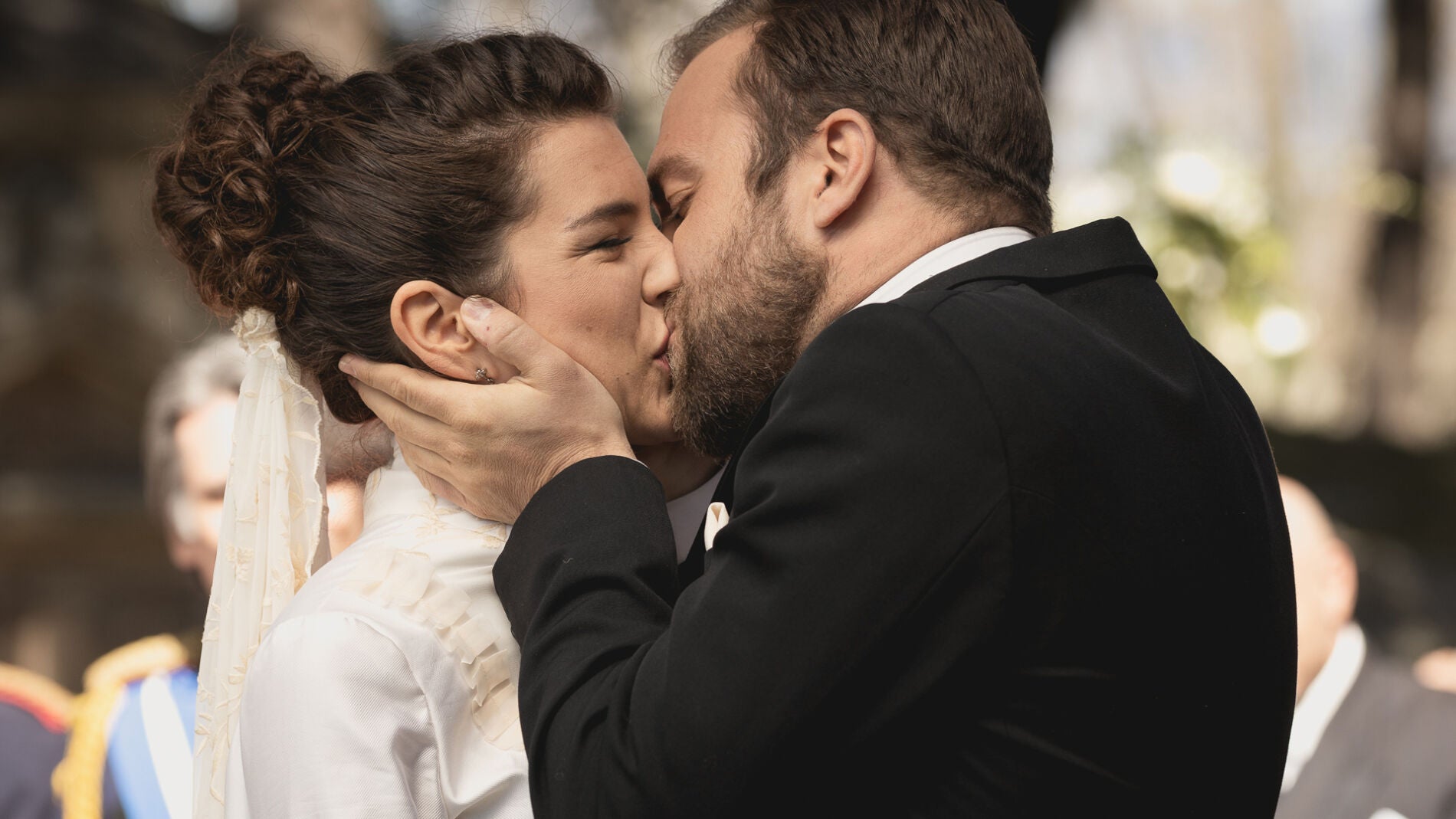Unos felices Fernando y Mar&iacute;a Elena se dan el 's&iacute;, quiero' sin saber las desgracia que est&aacute; por llegar