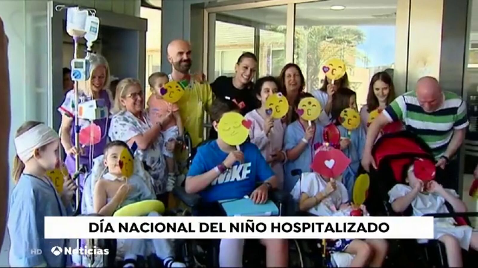 La Fundación Atresmedia organiza un lanzamiento masivo de besos y globos para celebrar el Día del Niño