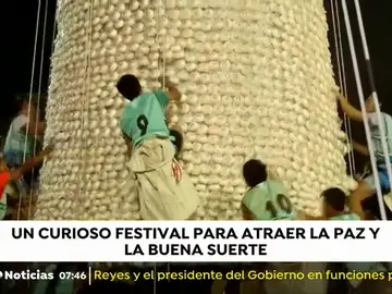 Un concurso en Hong Kong premia al participante que más bollos coja escalando un árbol gigante Un concurso en Hong Kong premia al participante que más bollos coja escalando un árbol gigante