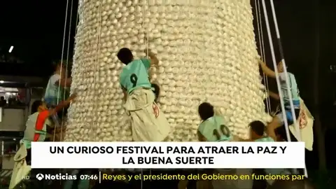 Un concurso en Hong Kong premia al participante que más bollos coja escalando un árbol gigante NUEVA CHINA BOLLOS