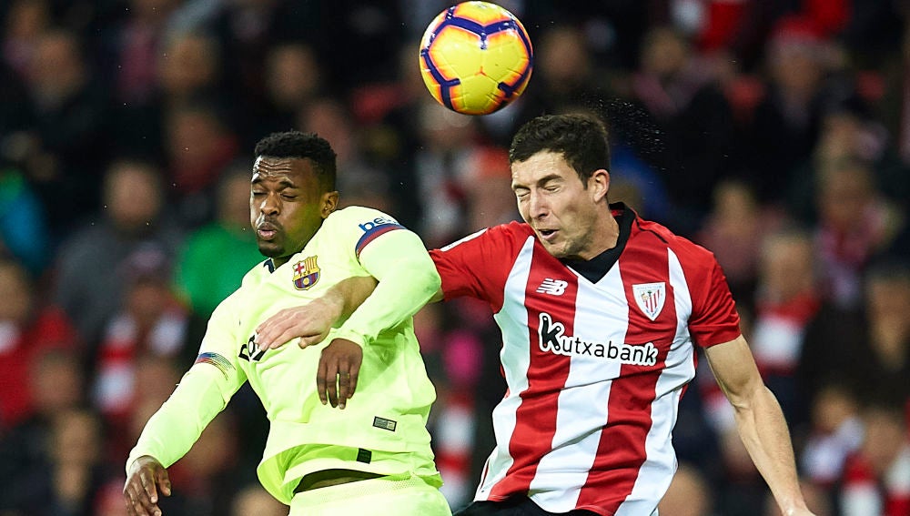 De Marcos y Semedo saltan para intentar controlar el balón