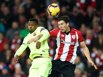 De Marcos y Semedo saltan para intentar controlar el balón De Marcos y Semedo saltan para intentar controlar el balón