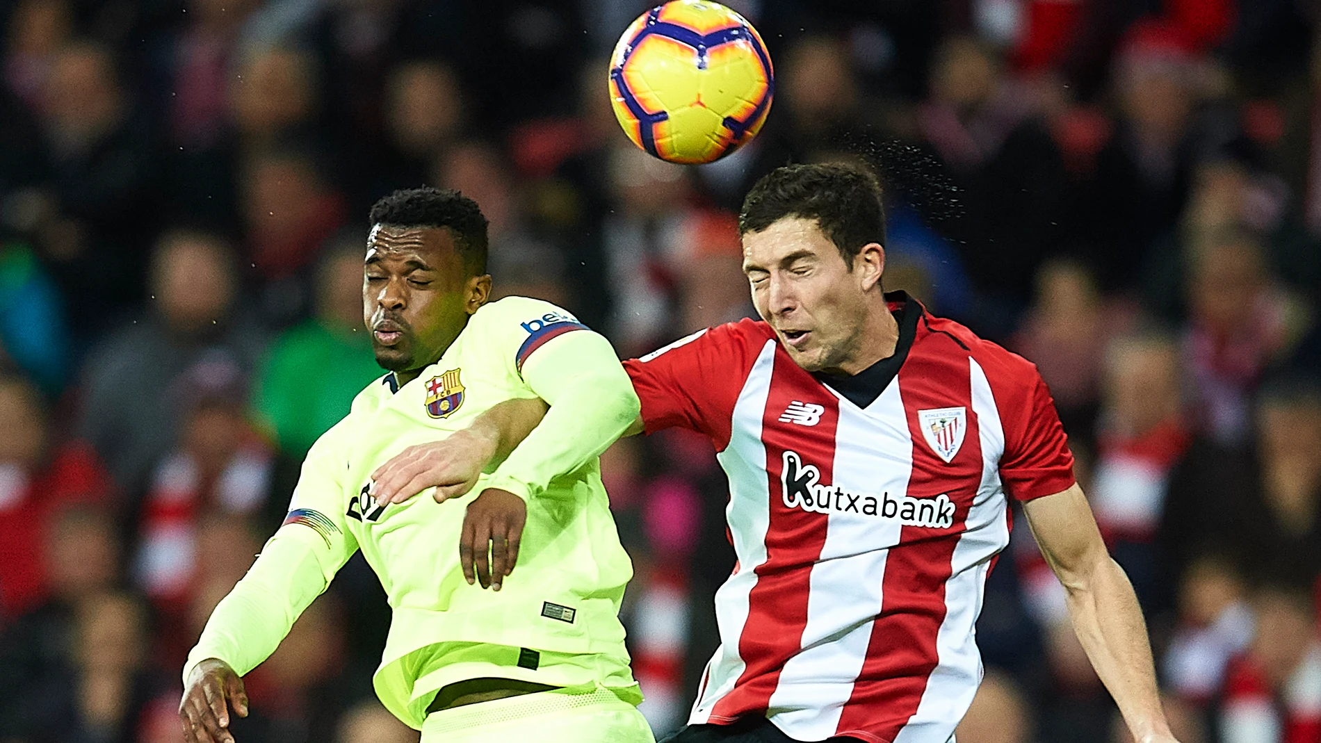 De Marcos y Semedo saltan para intentar controlar el balón De Marcos y Semedo saltan para intentar controlar el balón