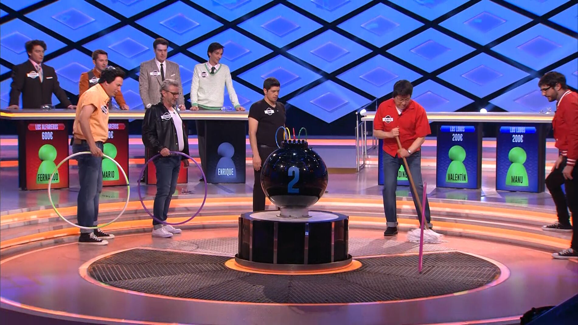 Alberto de ‘Los Lobos’ fusiona la fregona y el hula hop en ‘¡Boom!’