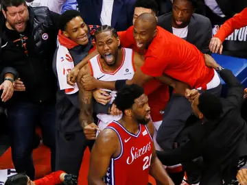 El éxtasis de Kawhi Leonard tras anotar la canasta decisiva El éxtasis de Kawhi Leonard tras anotar la canasta decisiva