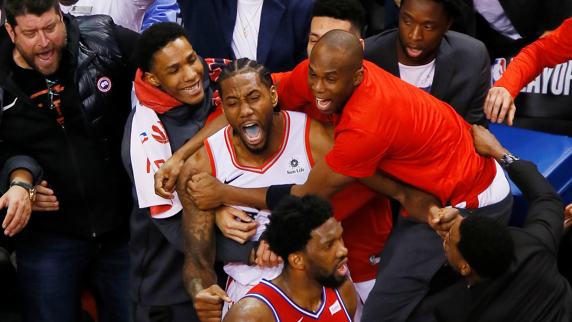 El éxtasis de Kawhi Leonard tras anotar la canasta decisiva El éxtasis de Kawhi Leonard tras anotar la canasta decisiva