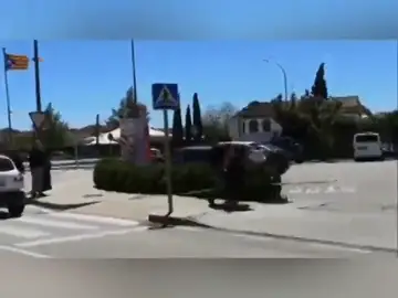 Varios heridos en Girona tras un enfrentamiento por la retirada de lazos amarillos y esteladas Varios heridos en Girona tras un enfrentamiento por la retirada de lazos amarillos y esteladas