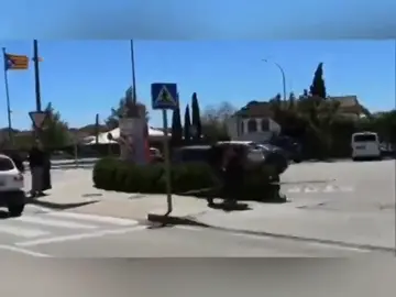 Varios heridos en Girona tras un enfrentamiento por la retirada de lazos amarillos y esteladas Varios heridos en Girona tras un enfrentamiento por la retirada de lazos amarillos y esteladas
