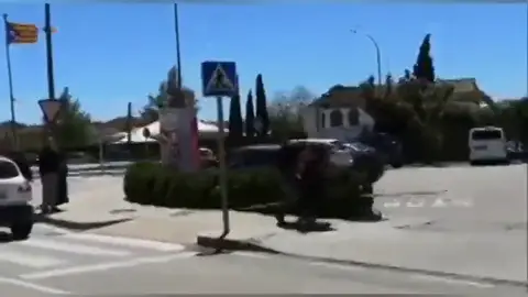 Varios heridos en Girona tras un enfrentamiento por la retirada de lazos amarillos y esteladas Varios heridos en Girona tras un enfrentamiento por la retirada de lazos amarillos y esteladas