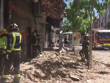 Cae la cornisa de un edificio y tres personas resultan heridas