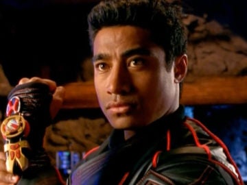 Pua Magasiva como el Power Ranger Shane Clarke