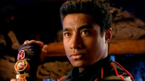 Pua Magasiva como el Power Ranger Shane Clarke