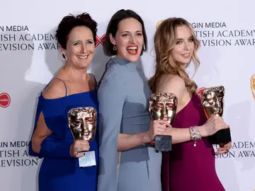 Fiona Shaw, Phoebe Waller Bridge y Jodie Comer con sus premios Fiona Shaw, Phoebe Waller Bridge y Jodie Comer con sus premios