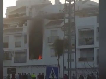Varios vecinos desalojados por un incendio en un bloque de viviendas de Salobreña (Granada)