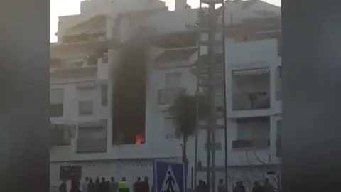 Varios vecinos desalojados por un incendio en un bloque de viviendas de Salobreña (Granada) Varios vecinos desalojados por un incendio en un bloque de viviendas de Salobreña (Granada)