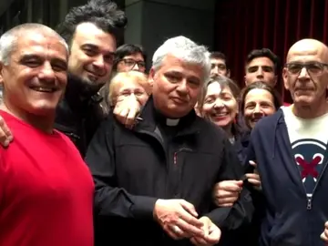El limosnero del papa reactiva la luz en un edificio ocupado en Roma El limosnero del papa reactiva la luz en un edificio ocupado en Roma