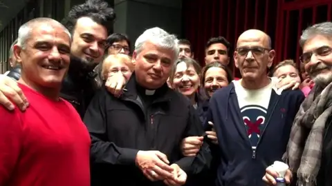 El limosnero del papa reactiva la luz en un edificio ocupado en Roma El limosnero del papa reactiva la luz en un edificio ocupado en Roma