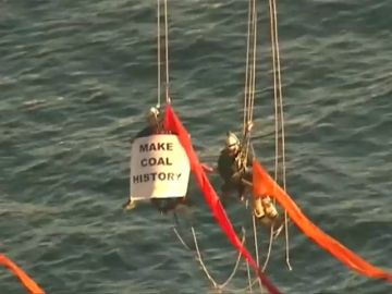 Varios activistas de Greenpeace escalan el puente del puerto de Sidney en protesta por el cambio climático