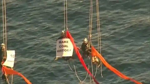 Varios activistas de Greenpeace escalan el puente del puerto de Sidney en protesta por el cambio climático Varios activistas de Greenpeace escalan el puente del puerto de Sidney en protesta por el cambio climático