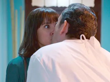 Cristóbal se lanza a besar a Lola sin imaginar su secreto Cristóbal se lanza a besar a Lola sin imaginar su secreto