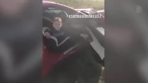 Nueva polémica con el boxeador Billy Joe Saunders: graba a su hijo de diez años haciendo trompos con su Ferrari Nueva polémica con el boxeador Billy Joe Saunders: graba a su hijo de diez años haciendo trompos con su Ferrari