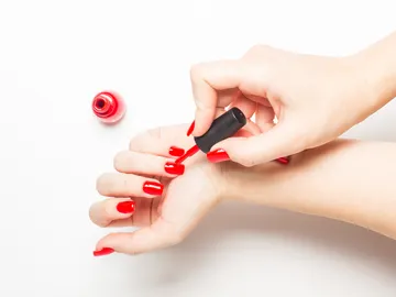 Pintándose las uñas Pintándose las uñas