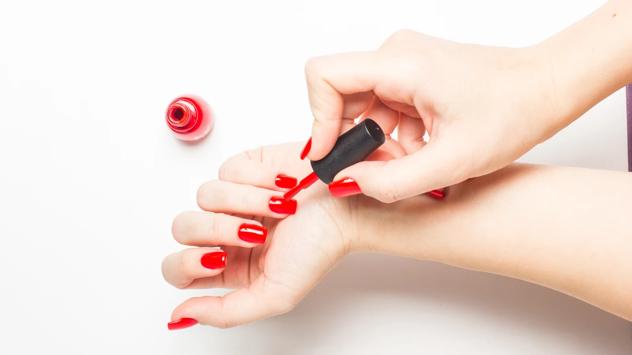 Pintándose las uñas