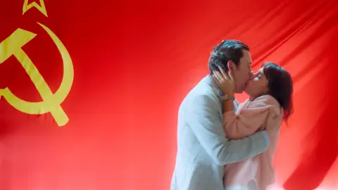 Apasionado y comunista beso de Cristóbal y Lola Apasionado y comunista beso de Cristóbal y Lola