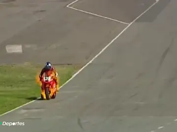 Un piloto salva su vida de milagro tras incendiarse su moto en plena carrera Un piloto salva su vida de milagro tras incendiarse su moto en plena carrera