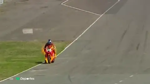 Un piloto salva su vida de milagro tras incendiarse su moto en plena carrera Un piloto salva su vida de milagro tras incendiarse su moto en plena carrera