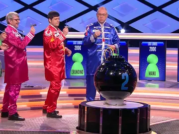 El duelo sesentero de Juanra Bonet contra el equipo de 'Los Lobos': rebobinar casete con un bolígrafo El duelo sesentero de Juanra Bonet contra el equipo de 'Los Lobos': rebobinar casete con un bolígrafo