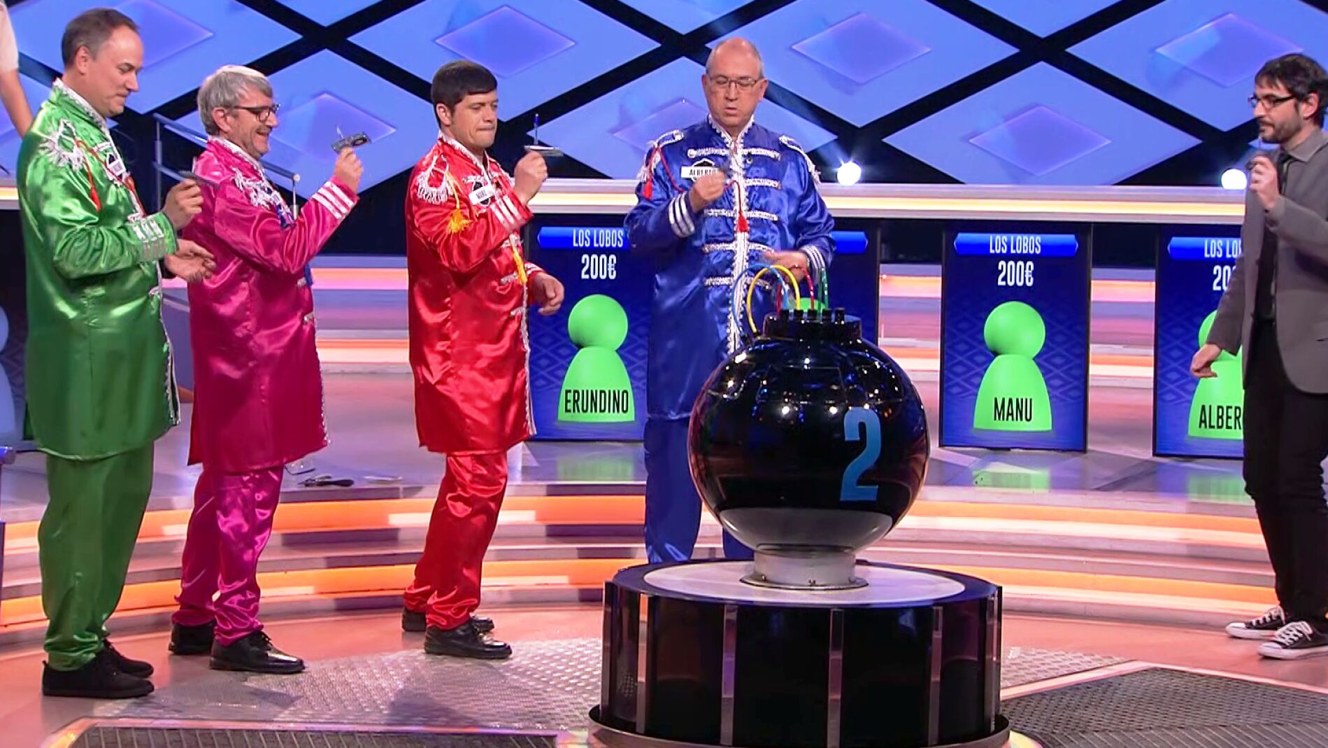 El duelo sesentero de Juanra Bonet contra el equipo de 'Los Lobos': rebobinar casete con un bolígrafo