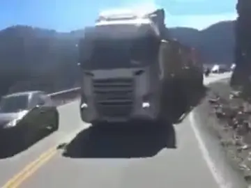 Temerario adelantamiento de un camionero Temerario adelantamiento de un camionero