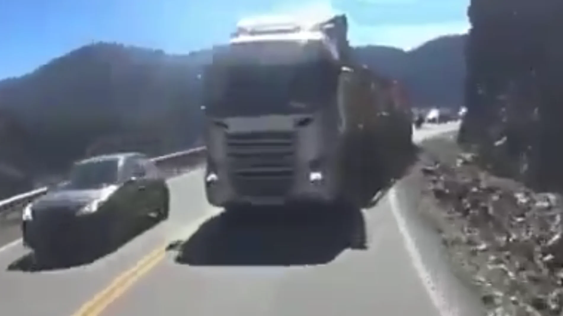 Temerario adelantamiento de un camionero Temerario adelantamiento de un camionero
