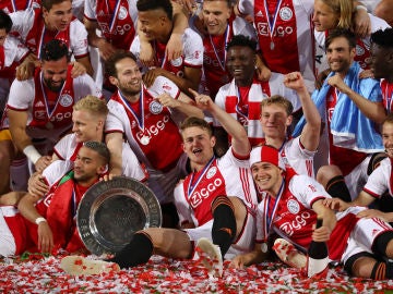Los jugadores del Ajax, con el trofeo de la Eredivisie