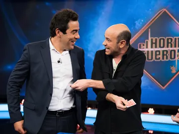Cartas 'enfadadas', el mágico problema de Jandro para sorprender a Pablo Chiapella en 'El Hormiguero' Cartas 'enfadadas', el mágico problema de Jandro para sorprender a Pablo Chiapella en 'El Hormiguero'
