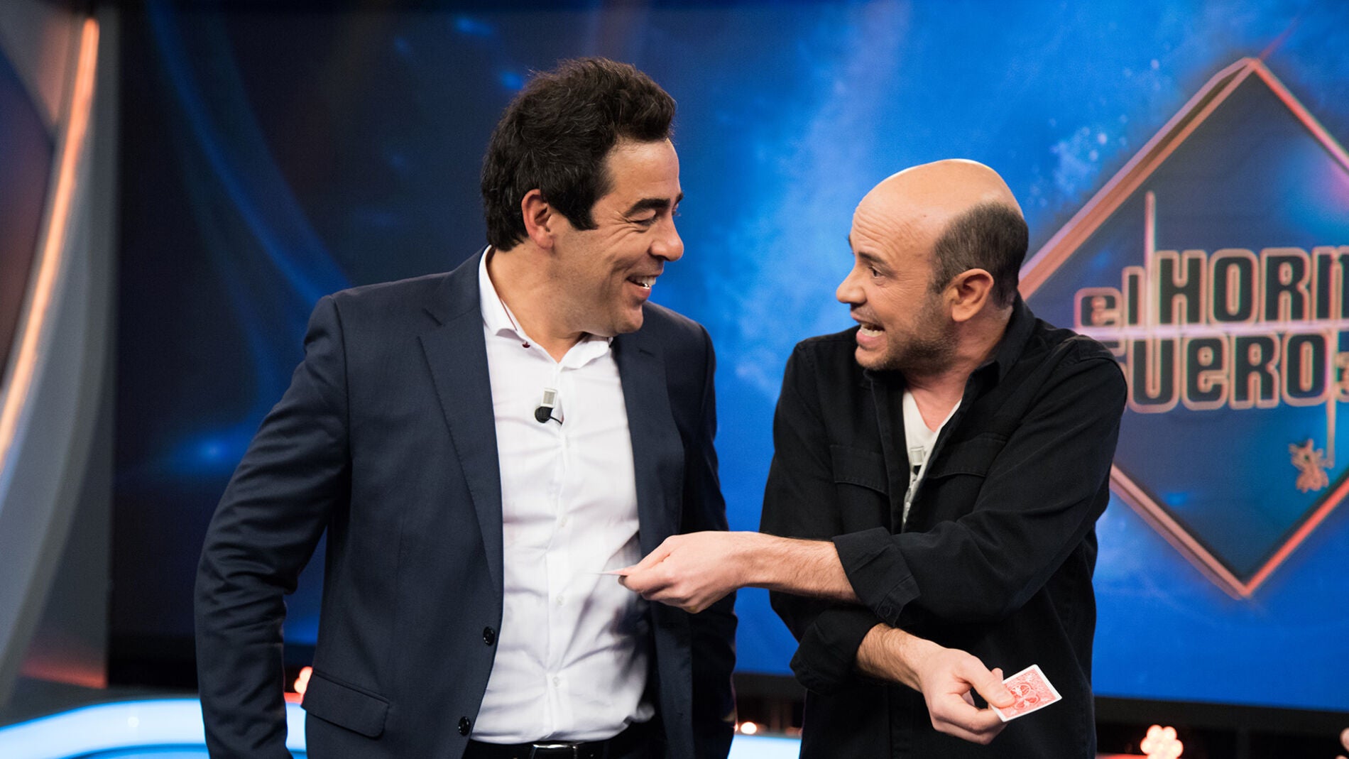 Cartas 'enfadadas', el mágico problema de Jandro para sorprender a Pablo Chiapella en 'El Hormiguero'