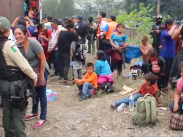 El conductor de un camión que transportaba a 142 inmigrantes huyó al verse acorralado por la policía El conductor de un camión que transportaba a 142 inmigrantes huyó al verse acorralado por la policía