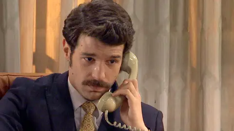 Carlos se derrumba al hablar con Mónica