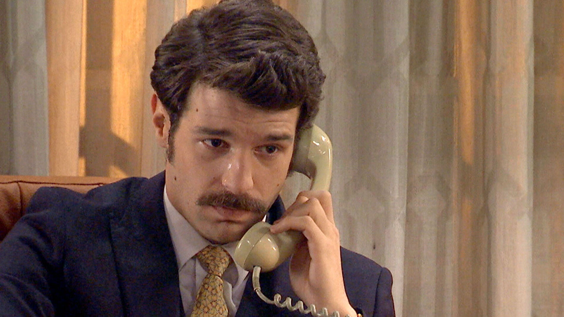  Carlos se derrumba al hablar con M&oacute;nica