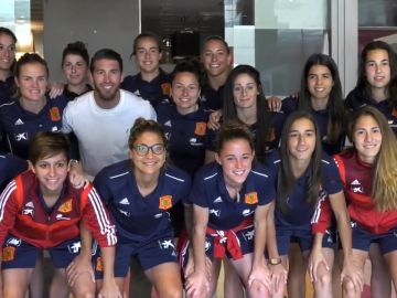 La selección femenina posa junto a Sergio Ramos