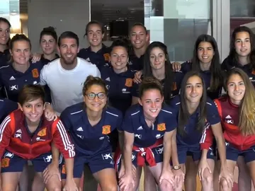 La selección femenina posa junto a Sergio Ramos La selección femenina posa junto a Sergio Ramos