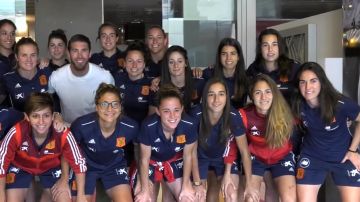 La selección femenina posa junto a Sergio Ramos