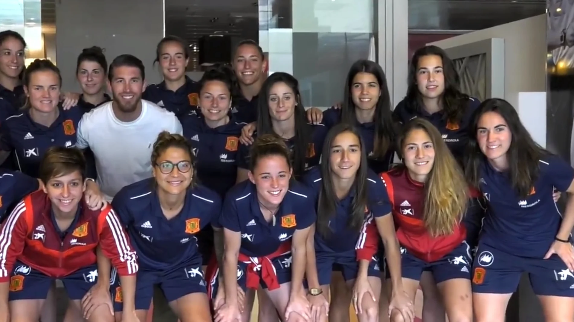 La selección femenina posa junto a Sergio Ramos La selección femenina posa junto a Sergio Ramos